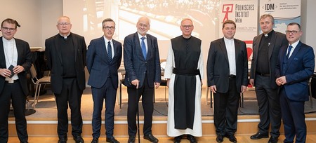 Vizekanzler a.D. Erhard Busek und die Teilnehmer an der Expertendebatte 'Johannes Paul II. und Mitteleuropa'