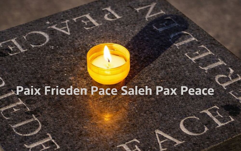 Kerze mit Aufschrift Friede in verschiedenen Sprachen / Braunschweiger Dom Kerze mit Aufschrift Friede in verschiedenen Sprachen