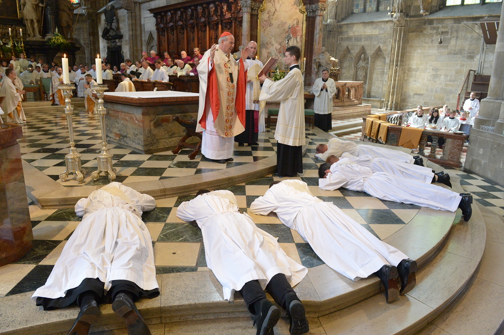 Kardinal Christoph Sch?nborn, Priesterweihe: Wojciech Chmielewski, Br. Klaus Alois H?ls Sam. FLUHM, Bernd Kolodziejczak, Br. Michael H?ger Sam. FLUHM, Br. Andreas Vincenz Rager Sam. FLUHM, Lukasz Skiba