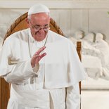 Papst Franziskus besucht die Kirche St. Patrick am 24. September 2015 in Washington. Bild: Papst Franziskus winkt den Anwesenden.