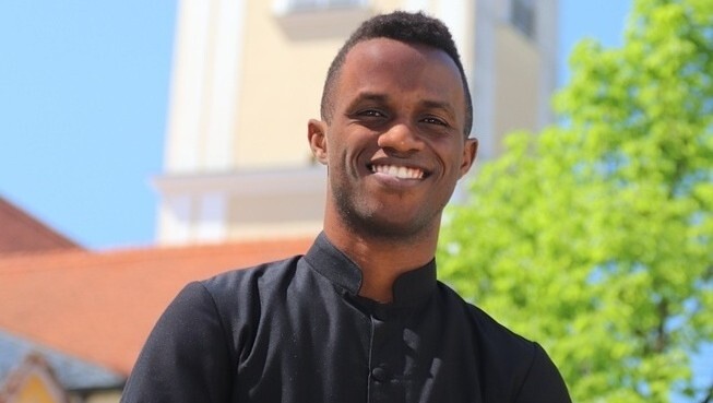 Grazer Priesterseminarist Elijah Kwizera vor seiner Diakonweihe / Heuberger Graz Uganda Diakonat Weihe