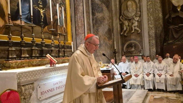 Kardinal Parolin bei Messe zum Gedenktag von Johannes Paul II. an dessen Grab / Vatican Media Kardinal Parolin bei Messe zum Gedenktag von Johannes Paul II. an dessen Grab