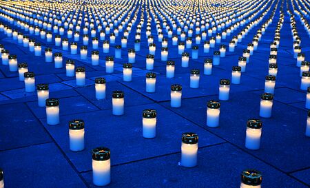 'Lichtermeer aus Solidarität mit der Ukraine' der Caritas am Wiener Stephansplatz, 20. Februar 2025