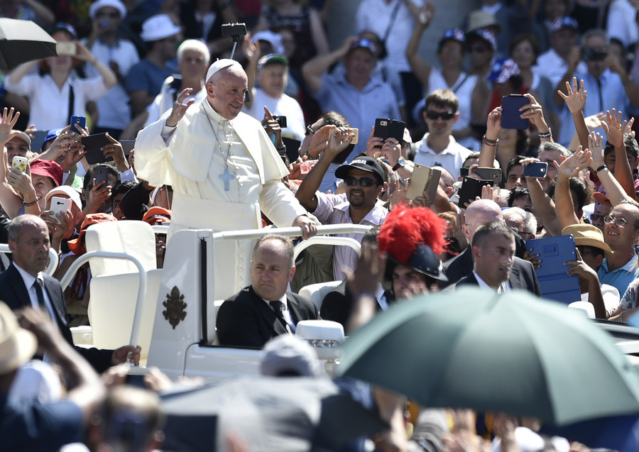 Papst Franziskus nach der Heiligsprechung von Mutter Teresa am 4. September 2016 auf dem Petersplatz in Rom.