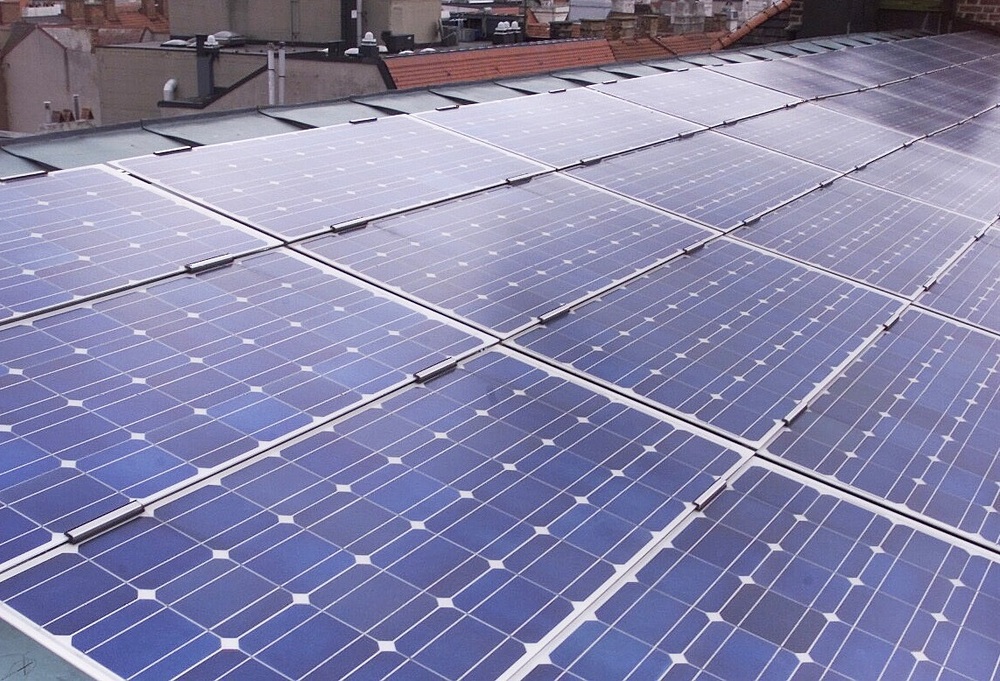 Photovoltaik-Panels auf einem kirchlichen Gebäude Wiens