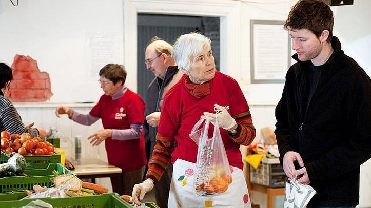 Mitarbeiter eines Caritas-Sozialmarktes
