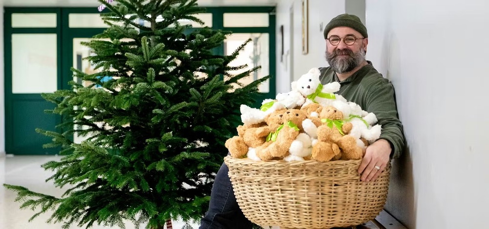 Gefangenenseelsorger Jonathan Werner mit Korb voller Teddys / Erzdiözese Wien / Schönlaub Gefangenenseelsorger Jonathan Werner mit Korb voller Teddys