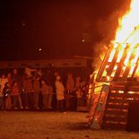 Heiliger MartinMartinsumzug in Auerberg bei Bonn 2005, grösster Martinsumzug mit Laternenmarsch, Feuer und Sankt Martin auf seinem Pferd. Bild: Zuschauer beim Abschlußfeuer.