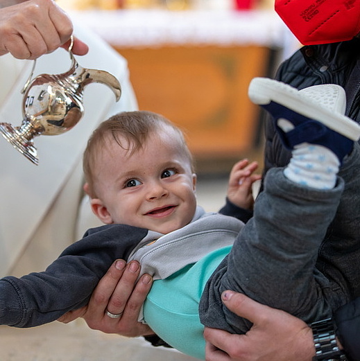 Die Taufe ist das erste Sakrament. Durch sie wird ein Mensch in die Glaubensgemeinschaft der Christen aufgenommen. Das Sakrament hat seinen Ursprung in der Taufe Jesu durch Johannes im Fluss Jordan. In der Taufe bezeichnet das Wasser sowohl für den T