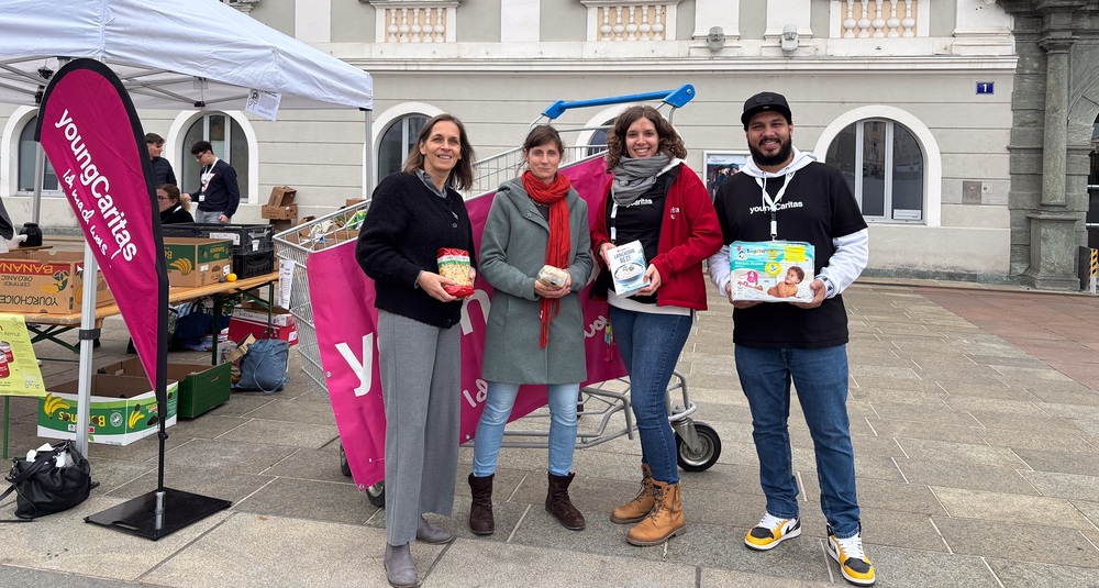 Aktion Kilo gegen Armut / Caritas Junge Menschen sammeln Lebensmittel und Hygieneartikel für Menschen in Not.