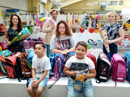 Carla hilft Familien beim Schulstart