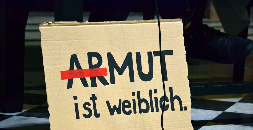 Schild 'Armut ist weiblich' / kathpress / Pernsteiner Caritas: Armut ist in Österreich vor allem weiblich und jung