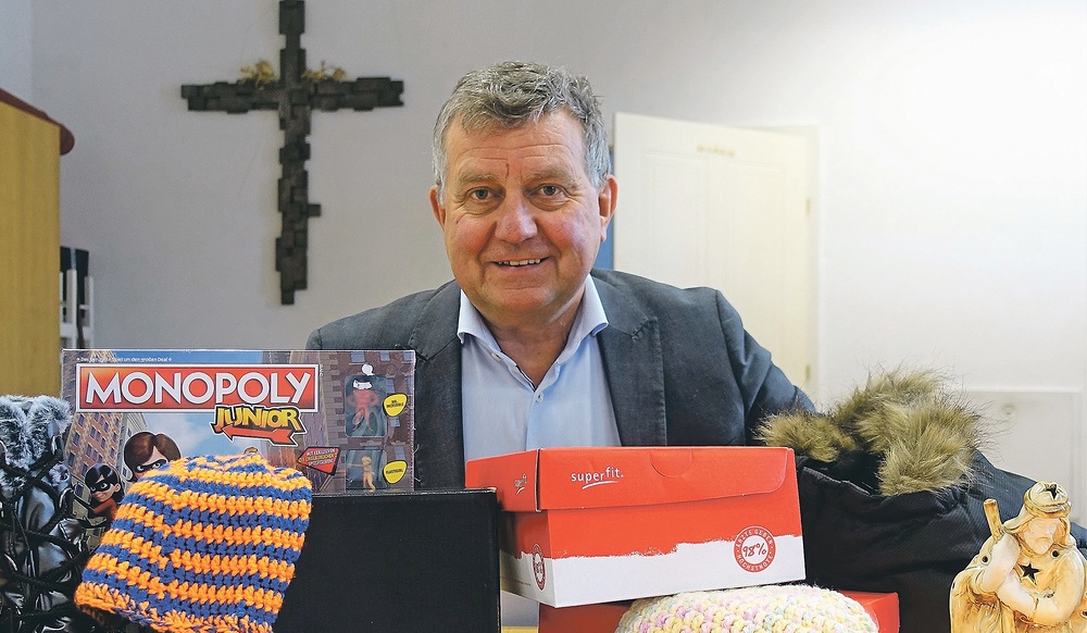                       Leiter von 'ArMut teilen', einem pfarrcaritativen Projekt der Erzdiözese Salzburg, mit einigen der Sachspenden, über die sich jetzt Menschen in Not freuen, Salzburg, 2021            