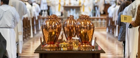 Bei der Chrisammesse oder Ölweihmesse werden die heiligen Öle für die gesamte Diözese und das ganze Jahr geweiht bzw. gesegnet. In Wien findet sie traditionellerweise am Montag der Karwoche statt. Die drei Öle bestehen aus Olivenöl, wobei teilweise D