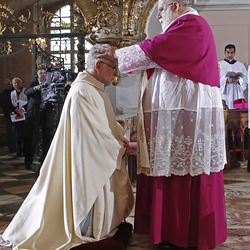 Der Nuntius legt Marketz die Hände auf