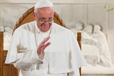 Papst Franziskus besucht die Kirche St. Patrick am 24. September 2015 in Washington. Bild: Papst Franziskus winkt den Anwesenden.