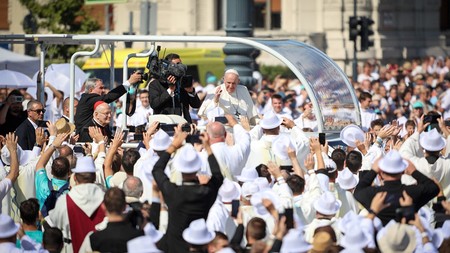 Papst im Papamobil in Budapest am 15. September 2021