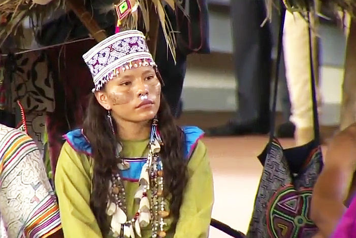 Indigene beim Papstbesuch in Puerto Maldonado, Peru