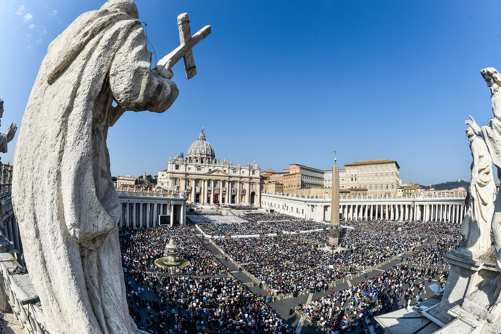 Blick auf Petersdom und Petersplatz bei der Heiligsprechung von Nazaria Ignacia March Mesa, Gründerin der Kongregation der Kreuzzugs-Missionarinnen der Kirche; Vincenzo Romano, italienischer Priester; Oscar Romero, Erzbischof von San Salvador; Papst 