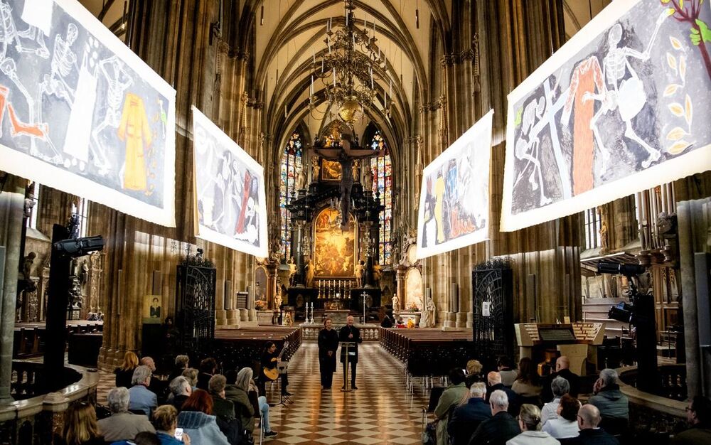 Präsentation des 'Totentanz'-Zyklus von Lisa Huber im Wiener Stephansdom / Erzdiözese Wien/Schönlaub Präsentation des 'Totentanz'-Zyklus von Lisa Huber im Wiener Stephansdom