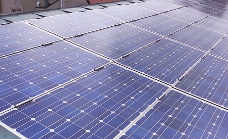 Photovoltaik-Panels auf einem kirchlichen Gebäude Wiens