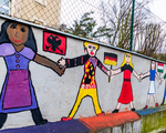 Auf der Mauer einer Schule haben Kinder Sch