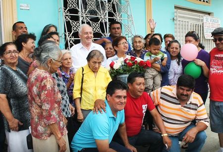 Missionar Josef Heissenberger (1937-2021), letzte Reihe mit weißem Hemd