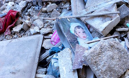 Kinderfoto in Trümmern eines eingestürzten Hauses in Aleppo