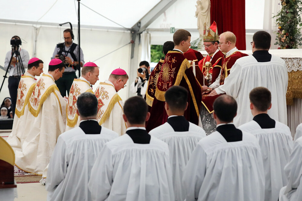 Bischofsweihe bei der Piusbruderschaft / Copyright 2026, PubliKath GmbH, www.kna.de, All Rights Reserved, Bernard Hallet Alfonso de Galarreta (2.v.r.), Bischof der Priesterbruderschaft Sankt Pius X., weiht Priester zu Bischöfen bei einem Gottesdienst mit Bischofsweihe, am 1. Juli 2026 in Econe (Schweiz).