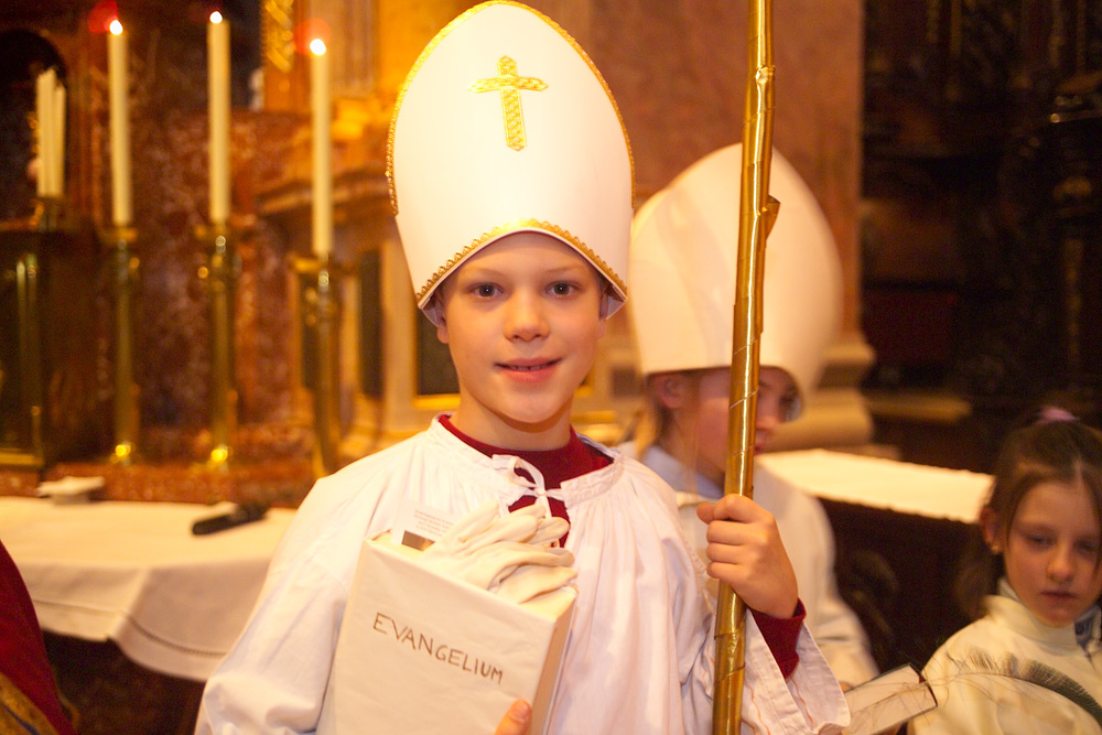 'Kinderbischof' Nikolaus von Myra, Kindergottesdienst am Nikolaustag.        Klosterneuburg, 6.12.2003       ? Franz Josef Rupprecht; A-7123 M?nchhof; Bank: Raiffeisenbank M?nchhof (BLZ 33054), Kto.-Nr.: 17.608 