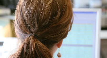 Frau vor Computerbildschirm