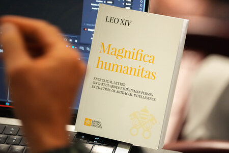 Exemplar der Enzyklika 'Magnifica humanitas - über die Bewahrung des Menschen im Zeitalter der Künstlichen Intelligenz' von Papst Leo XIV. am 25. Mai 2026 in der Synodenaula im Vatikan.