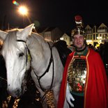 Heiliger Sankt Martin mit Pferd / Schimmel. Sankt Martins Umzug  am 10. November 2014 in Rheinbach. Kinder / Jungen und Mädchen halten Laternen in den Händen / Hand stehen im Hintergrund.