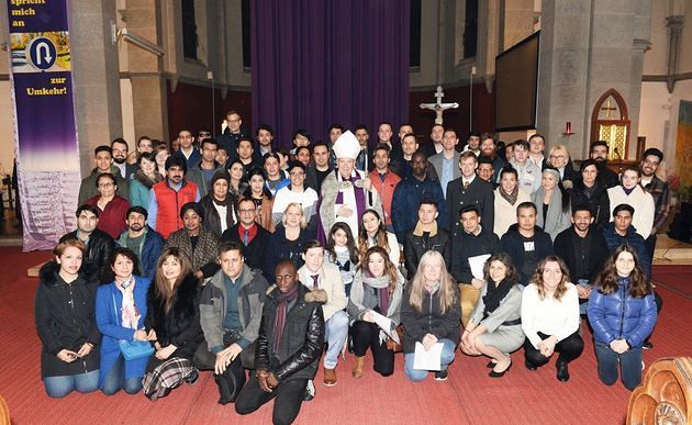 Kardinal Schönborn mit Taufbewerbern / kathbild / Rupprecht