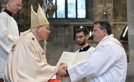 Kardinal Christoph Schönborn erteilt die Priesterweihe an: Clemens Haunschmidt, Dariusz Waligora, Dimitri Medvedev, Br. Niklas Müller , Patrick Hofer, Richard Handl und Severin Hörmann