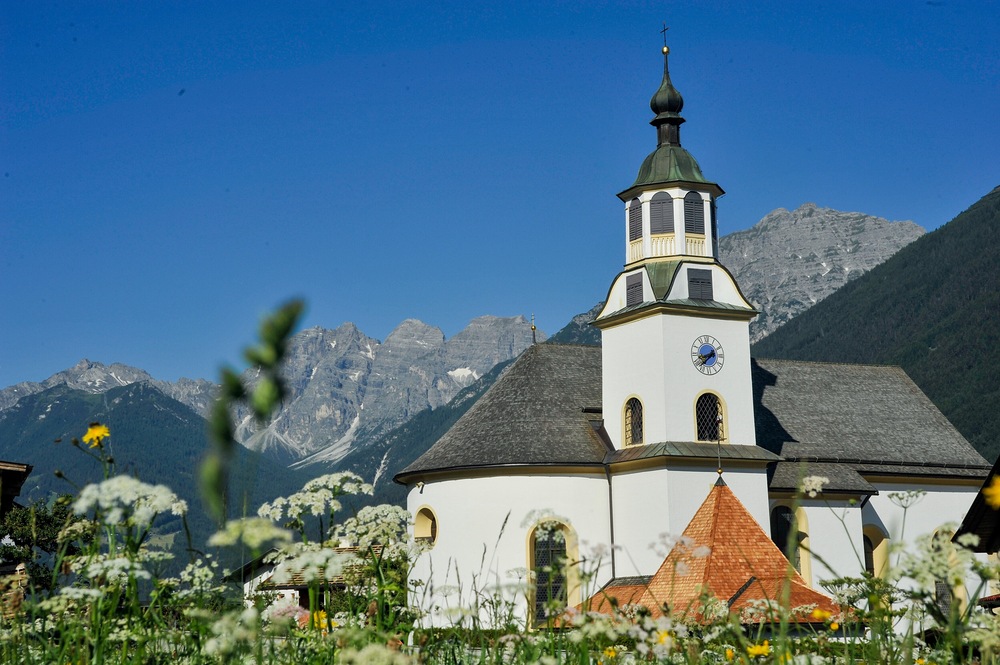 Katholischer Gottesdienst - 'Jesus, unsere Tür' - Live aus der Pfarrkirche Schönberg im Stubaital: Die Gemeinde feiert gemeinsam mit Pater Peter Rinderer. Musikalisch gestaltet wird der Gottesdienst vom Kirchenchor Schönberg unter der Leitung von Kar