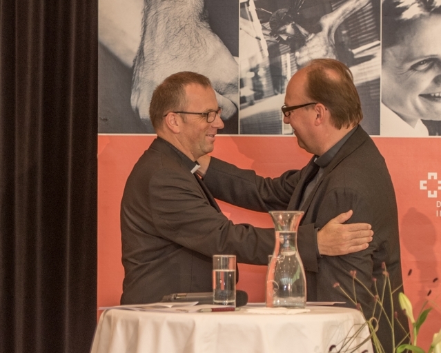 Hermann Glettler dankt Diözesanadministrator Jakob Bürgler für die feinfühlige Leitung der Diözese Innsbruck. / Foto: Weingartner