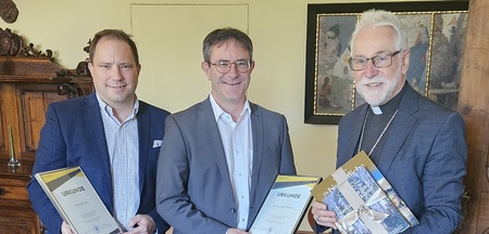 Bischof Marketz dankt Brüdern Heinz und Andreas Ellersdorfer für Schenkung von Fotoarchiv