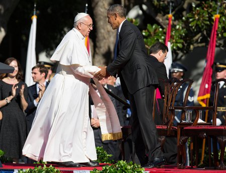 Papst Franziskus im Weißen Haus / © 2015 KNA, www.kna-bild.de - Nutzungsrechte vorbehalten., Joshua Roberts/ CNS photo Begrüßungszeremonie für Papst Franziskus im South Lawn des Weißen Hauses am 23. September 2015 in Washington. Bild: US-Präsident Barack Obama begrüßt Papst Franziskus bei der Ankunft.