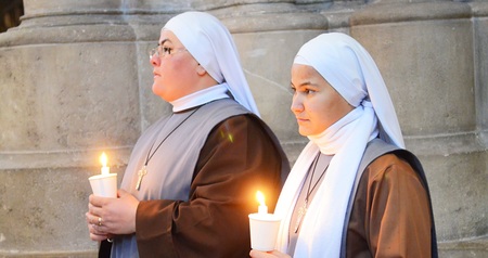 Junge Ordensfrauen beim Gebet