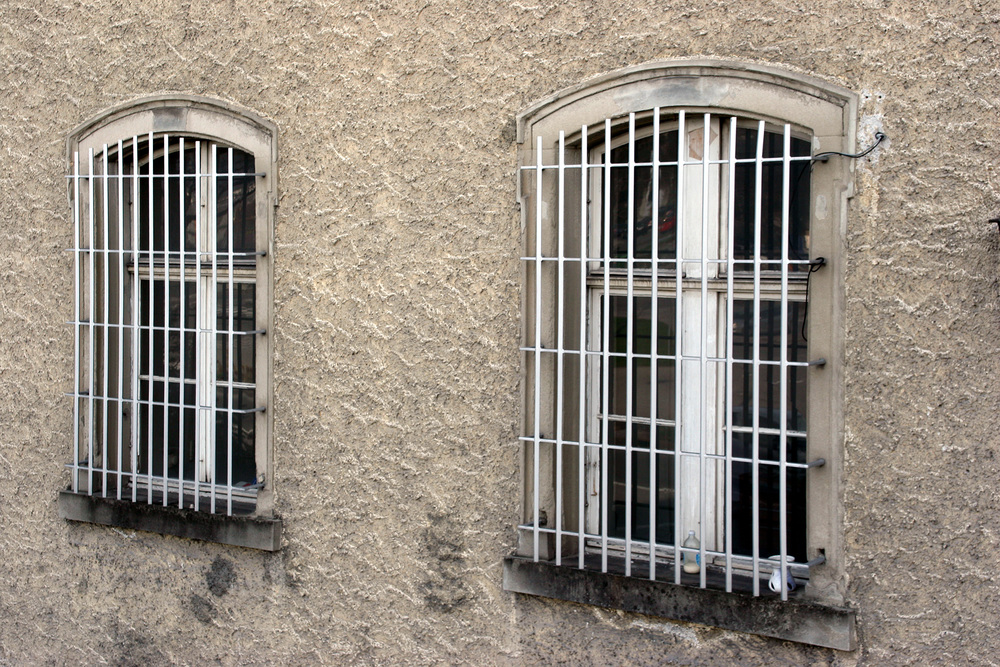 Vergitterte Fenster [ (c) www.BilderBox.com, Erwin Wodicka, Siedlerzeile 3, A-4062 Thening, Tel. + 43 676 5103678.Verwendung nur gegen HONORAR, BELEG,URHEBERVERMERK und den AGBs auf bilderbox.com](in an im auf aus als and beim mit einer einem eines *