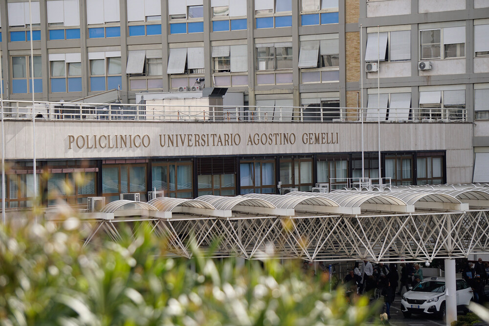 Eingangsbereich der Gemelli-Klinik am 30. März 2023 in Rom (Italien).
