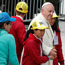 Papst Franziskus trifft Jugendliche vor dem Gottesdienst im Simon Bolivar Park in Bogota am 7. September 2017. Die jungen Menschen tragen anlässlich der Papstreise gelbe, bedruckte Kappen.