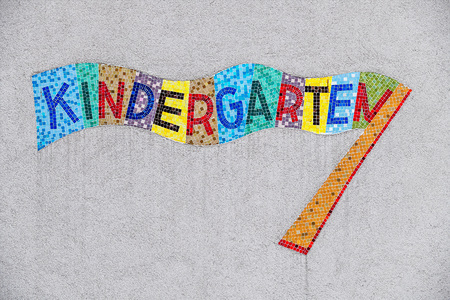 Kindergarten buntes Schild, Symbol für Kinderbetreuung und Kinderfreundlichkeit