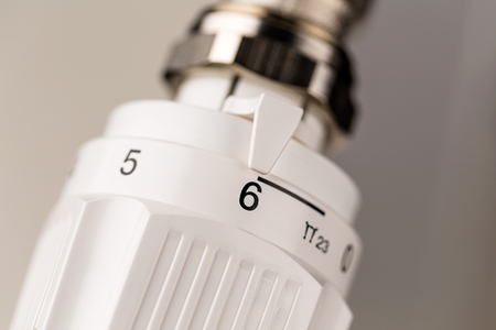 Der Thermostat eines Heizk?rpers ist voll aufgedreht. Hohe Raumtemperatur verursachen hohe Energiekosten