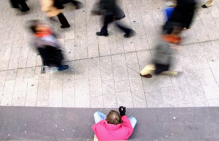 Bettler in einer Fußgängerzone