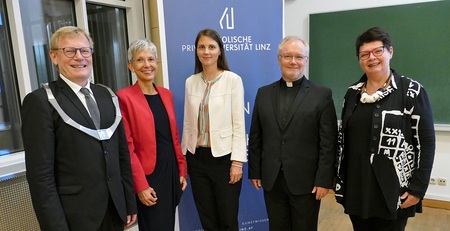 V.l.n.r.: Rektor Univ.-Prof. Christoph Niemand, Dekanin Univ.-Prof.in Susanne Gillmayr-Bucher, Univ.-Prof.in Helena Stockinger, Generalvikar Univ.-Prof. Lederhilger OPraem, em. Univ.-Prof.in Ilse Kögler, Linz, 27. September 2021.