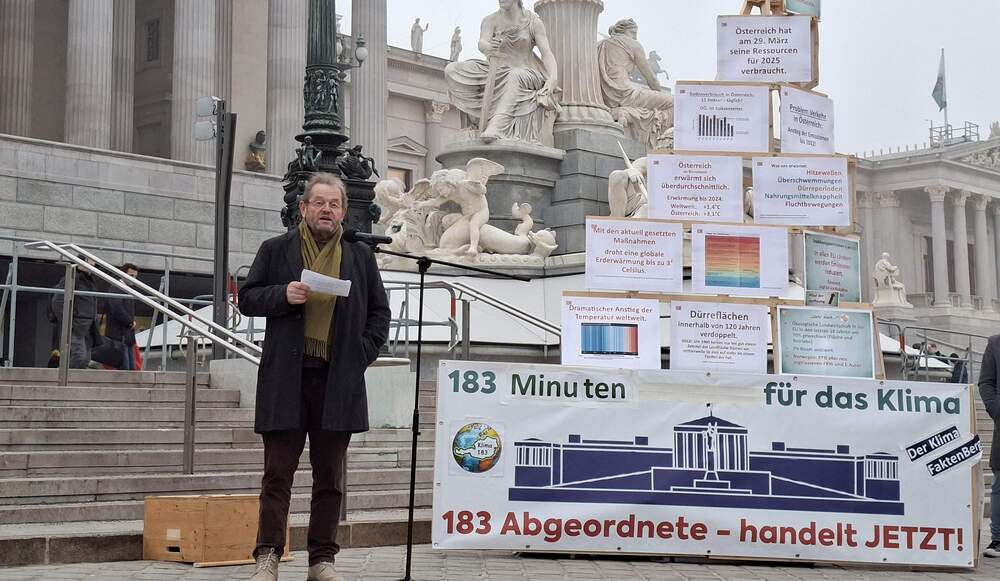 KAÖ-Präsident Ferdinand Kaineder bei Aktion '183 Minuten' vor Parlament