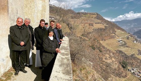 Bischof Muser, Abt Heim mit Delegation aus Heiligenkreuz bei Besuch im Kloster Säben
