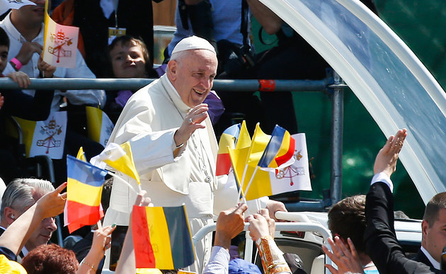 Papst Franziskus grüßt die Menschen vor einer Messe mit der Seligsprechung von sieben rumänischen Märtyrern, griechisch-katholischen Bischöfen, am 2. Juni 2019 Blaj (Rumänien). Die Menschen halten kleine Flaggen von Rumänien und dem Heiligen Stuhl.